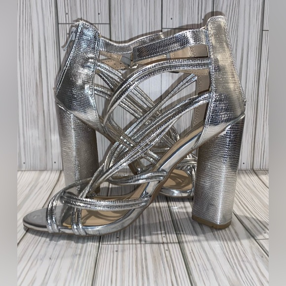 QUIPD “Lyra” Metallic Heel Size 8.5 - Picture 5 of 8